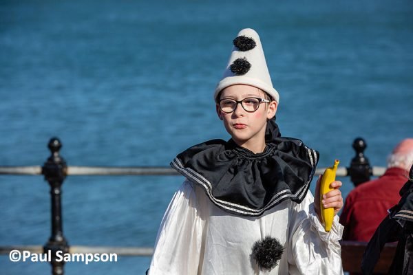 Pierrot-Weekend-copyright-PaulSampson-Jollies-artist-with-banana