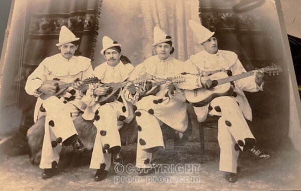 PIERROT MANDOLIN PLAYERS